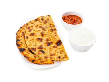 Hint Geleneksel Kahvaltı Tabağı Aloo Paratha taze krema ve turşuyla servis edilen bir patates dolgulu ekmek.