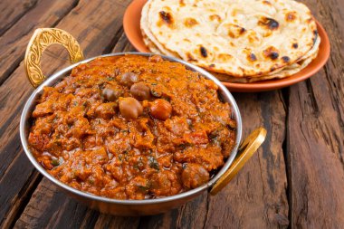Hint Sağlıklı Mutfağı Chana Masala. Baharatlı Nohut, Channay, Chole Masala veya Chholay olarak da bilinir. Baharatlı Soğan Domates Masala Sosu 'nda Nohut Pişirerek Pişirilen Lezzetli ve Lezzetli Köri.