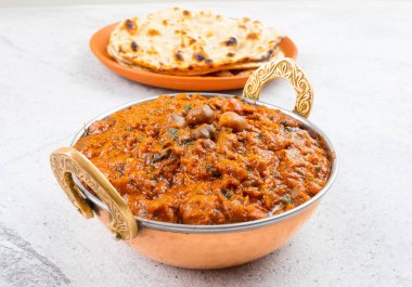 Hint Sağlıklı Mutfağı Chana Masala. Baharatlı Nohut, Channay, Chole Masala veya Chholay olarak da bilinir. Baharatlı Soğan Domates Masala Sosu 'nda Nohut Pişirerek Pişirilen Lezzetli ve Lezzetli Köri.