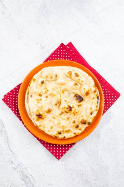 Hint Mutfağı - Tandır Roti tam buğday ekmeği. Toprak un, geleneksel adıyla atta ve hamurla birleştirilmiş su.