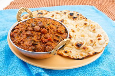 Hint Sağlıklı Mutfağı Chana Masala. Baharatlı Nohut, Channay, Chole Masala veya Chholay olarak da bilinir. Baharatlı Soğan Domates Masala Sosu 'nda Nohut Pişirerek Pişirilen Lezzetli ve Lezzetli Köri.