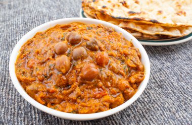 Hint Sağlıklı Mutfağı Chana Masala. Baharatlı Nohut, Channay, Chole Masala veya Chholay olarak da bilinir. Baharatlı Soğan Domates Masala Sosu 'nda Nohut Pişirerek Pişirilen Lezzetli ve Lezzetli Köri.