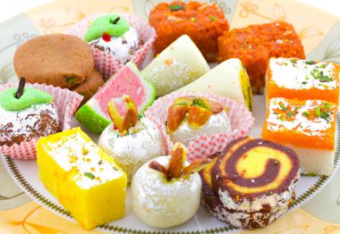 Hint Geleneksel Tatlı Yemekleri veya Karışık Mithai, Peda, Mawa Burfi, Kuru Meyveler Tatlı, Halwa veya Hindistancevizi Burfi içerir.
