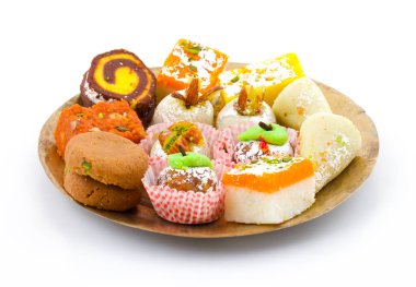 Hint Geleneksel Tatlı Yemekleri veya Karışık Mithai, Peda, Mawa Burfi, Kuru Meyveler Tatlı, Halwa veya Hindistancevizi Burfi içerir.