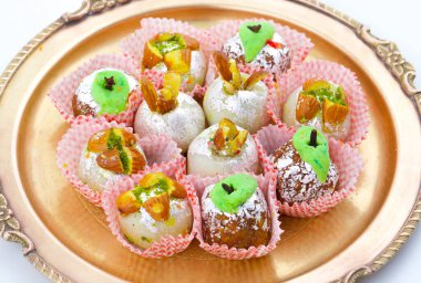 Hint Geleneksel Tatlı Yemekleri veya Karışık Mithai, Peda, Mawa Burfi, Kuru Meyveler Tatlı, Halwa veya Hindistancevizi Burfi içerir.