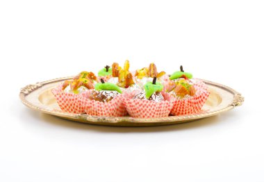 Hint Geleneksel Tatlı Yemekleri veya Karışık Mithai, Peda, Mawa Burfi, Kuru Meyveler Tatlı, Halwa veya Hindistancevizi Burfi içerir.