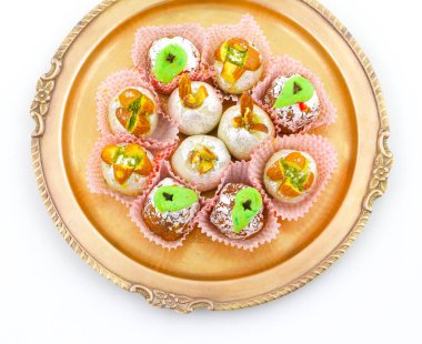 Hint Geleneksel Tatlı Yemekleri veya Karışık Mithai, Peda, Mawa Burfi, Kuru Meyveler Tatlı, Halwa veya Hindistancevizi Burfi içerir.