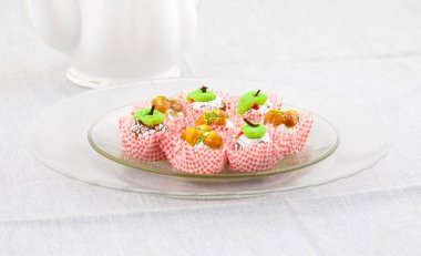 Hint Geleneksel Tatlı Yemekleri veya Karışık Mithai, Peda, Mawa Burfi, Kuru Meyveler Tatlı, Halwa veya Hindistancevizi Burfi içerir.