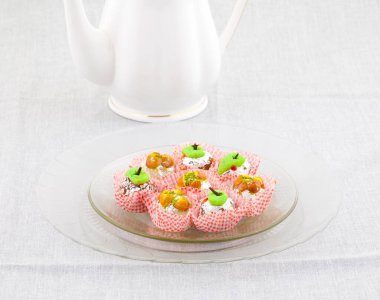 Hint Geleneksel Tatlı Yemekleri veya Karışık Mithai, Peda, Mawa Burfi, Kuru Meyveler Tatlı, Halwa veya Hindistancevizi Burfi içerir.