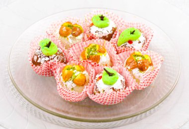 Hint Geleneksel Tatlı Yemekleri veya Karışık Mithai, Peda, Mawa Burfi, Kuru Meyveler Tatlı, Halwa veya Hindistancevizi Burfi içerir.