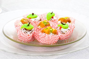 Hint Geleneksel Tatlı Yemekleri veya Karışık Mithai, Peda, Mawa Burfi, Kuru Meyveler Tatlı, Halwa veya Hindistancevizi Burfi içerir.