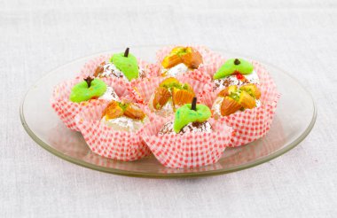 Hint Geleneksel Tatlı Yemekleri veya Karışık Mithai, Peda, Mawa Burfi, Kuru Meyveler Tatlı, Halwa veya Hindistancevizi Burfi içerir.