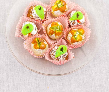 Hint Geleneksel Tatlı Yemekleri veya Karışık Mithai, Peda, Mawa Burfi, Kuru Meyveler Tatlı, Halwa veya Hindistancevizi Burfi içerir.