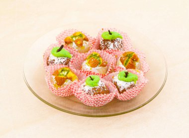 Hint Geleneksel Tatlı Yemekleri veya Karışık Mithai, Peda, Mawa Burfi, Kuru Meyveler Tatlı, Halwa veya Hindistancevizi Burfi içerir.
