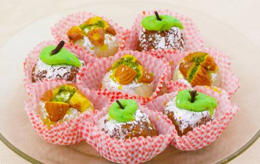 Hint Geleneksel Tatlı Yemekleri veya Karışık Mithai, Peda, Mawa Burfi, Kuru Meyveler Tatlı, Halwa veya Hindistancevizi Burfi içerir.