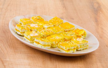 Paneer Burfi ya da Paneer Kesar Burfi (İngilizce: Paneer Burfi, İngilizce: Paneer Burfi, İngilizce: Paneer Burfi, İngilizce: Paneer Burfi, İngilizce: Paneer Burfi, İngilizce: Paneer Burfi, İngilizce: Paneer Burfi veya Paneer Kesar Burfi)