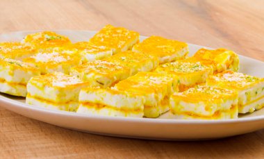 Paneer Burfi ya da Paneer Kesar Burfi (İngilizce: Paneer Burfi, İngilizce: Paneer Burfi, İngilizce: Paneer Burfi, İngilizce: Paneer Burfi, İngilizce: Paneer Burfi, İngilizce: Paneer Burfi, İngilizce: Paneer Burfi veya Paneer Kesar Burfi)