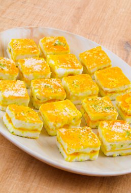 Paneer Burfi ya da Paneer Kesar Burfi (İngilizce: Paneer Burfi, İngilizce: Paneer Burfi, İngilizce: Paneer Burfi, İngilizce: Paneer Burfi, İngilizce: Paneer Burfi, İngilizce: Paneer Burfi, İngilizce: Paneer Burfi veya Paneer Kesar Burfi)