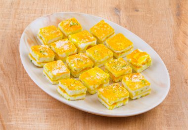 Paneer Burfi ya da Paneer Kesar Burfi (İngilizce: Paneer Burfi, İngilizce: Paneer Burfi, İngilizce: Paneer Burfi, İngilizce: Paneer Burfi, İngilizce: Paneer Burfi, İngilizce: Paneer Burfi, İngilizce: Paneer Burfi veya Paneer Kesar Burfi)