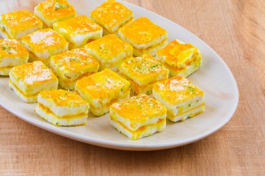 Paneer Burfi ya da Paneer Kesar Burfi (İngilizce: Paneer Burfi, İngilizce: Paneer Burfi, İngilizce: Paneer Burfi, İngilizce: Paneer Burfi, İngilizce: Paneer Burfi, İngilizce: Paneer Burfi, İngilizce: Paneer Burfi veya Paneer Kesar Burfi)