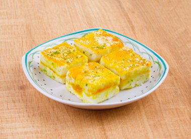 Paneer Burfi ya da Paneer Kesar Burfi (İngilizce: Paneer Burfi, İngilizce: Paneer Burfi, İngilizce: Paneer Burfi, İngilizce: Paneer Burfi, İngilizce: Paneer Burfi, İngilizce: Paneer Burfi, İngilizce: Paneer Burfi veya Paneer Kesar Burfi)