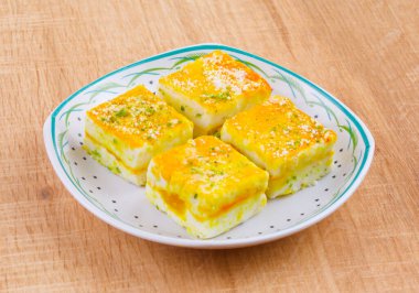 Paneer Burfi ya da Paneer Kesar Burfi (İngilizce: Paneer Burfi, İngilizce: Paneer Burfi, İngilizce: Paneer Burfi, İngilizce: Paneer Burfi, İngilizce: Paneer Burfi, İngilizce: Paneer Burfi, İngilizce: Paneer Burfi veya Paneer Kesar Burfi)