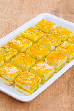 Paneer Burfi ya da Paneer Kesar Burfi (İngilizce: Paneer Burfi, İngilizce: Paneer Burfi, İngilizce: Paneer Burfi, İngilizce: Paneer Burfi, İngilizce: Paneer Burfi, İngilizce: Paneer Burfi, İngilizce: Paneer Burfi veya Paneer Kesar Burfi)