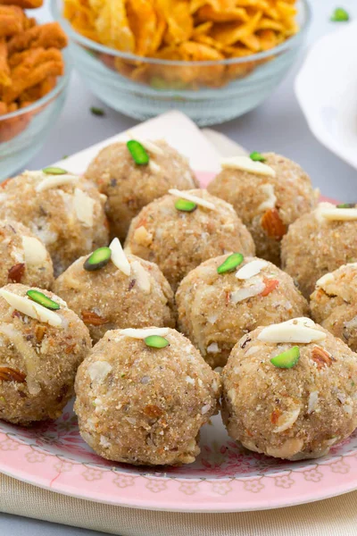 Geleneksel Hint Tatlı Gıda Urad Dal Laddu Laddoo, Ladoo, Laddo olarak da bilinir. Tereyağından, kuru meyvelerden, Fenugreek ve diğer baharatlardan yapılma top şeklinde şekerlerdir. Urad Dal laddu Tatlı Çoğunlukla kışın yer