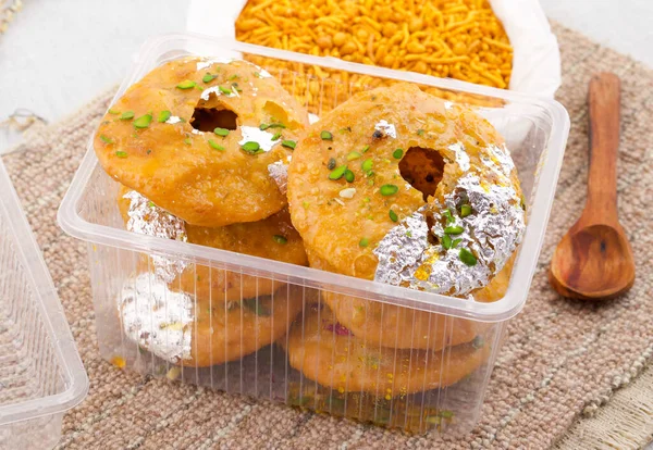 Hint Geleneksel Tatlı Kachori olarak da bilinir. Mawa Kachori, Kachauri veya Kachodi olarak da bilinir. Yoğunlaştırılmış süt, peynir ve kuru meyvelerle doldurulmuş ve şeker şurubuyla servis edilmiştir.