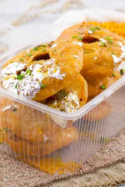Hint Geleneksel Tatlı Kachori olarak da bilinir. Mawa Kachori, Kachauri veya Kachodi olarak da bilinir. Yoğunlaştırılmış süt, peynir ve kuru meyvelerle doldurulmuş ve şeker şurubuyla servis edilmiştir.