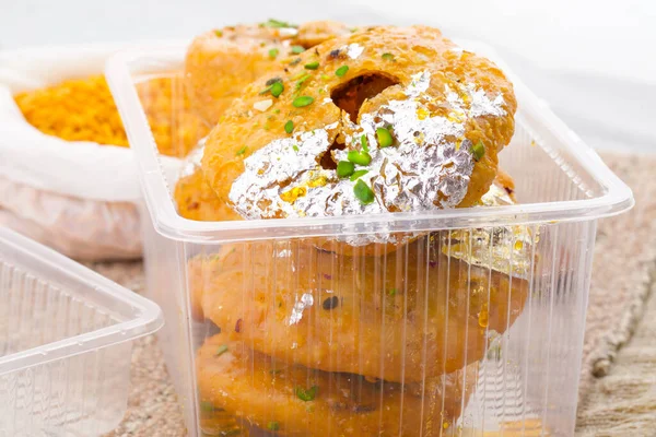 Hint Geleneksel Tatlı Kachori olarak da bilinir. Mawa Kachori, Kachauri veya Kachodi olarak da bilinir. Yoğunlaştırılmış süt, peynir ve kuru meyvelerle doldurulmuş ve şeker şurubuyla servis edilmiştir.