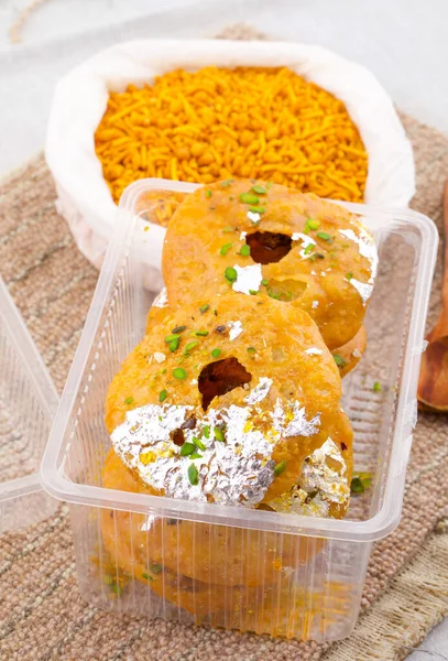 Hint Geleneksel Tatlı Kachori olarak da bilinir. Mawa Kachori, Kachauri veya Kachodi olarak da bilinir. Yoğunlaştırılmış süt, peynir ve kuru meyvelerle doldurulmuş ve şeker şurubuyla servis edilmiştir.