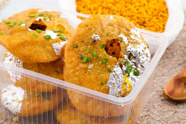 Hint Geleneksel Tatlı Kachori olarak da bilinir. Mawa Kachori, Kachauri veya Kachodi olarak da bilinir. Yoğunlaştırılmış süt, peynir ve kuru meyvelerle doldurulmuş ve şeker şurubuyla servis edilmiştir.