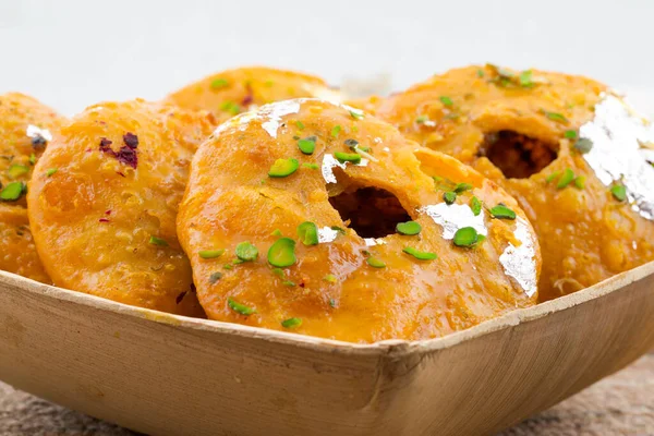 Hint Geleneksel Tatlı Kachori olarak da bilinir. Mawa Kachori, Kachauri veya Kachodi olarak da bilinir. Yoğunlaştırılmış süt, peynir ve kuru meyvelerle doldurulmuş ve şeker şurubuyla servis edilmiştir.