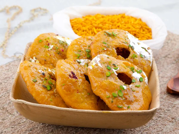 Hint Geleneksel Tatlı Kachori olarak da bilinir. Mawa Kachori, Kachauri veya Kachodi olarak da bilinir. Yoğunlaştırılmış süt, peynir ve kuru meyvelerle doldurulmuş ve şeker şurubuyla servis edilmiştir.