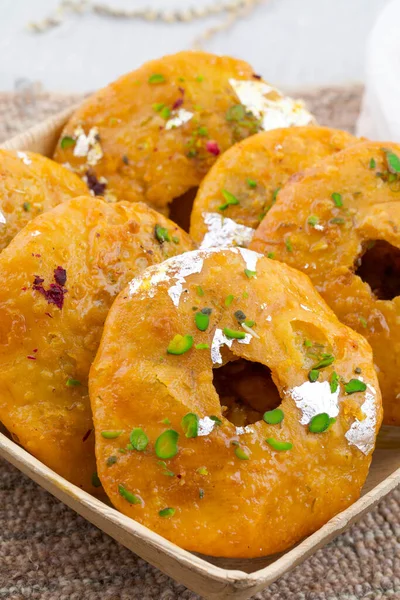 Hint Geleneksel Tatlı Kachori olarak da bilinir. Mawa Kachori, Kachauri veya Kachodi olarak da bilinir. Yoğunlaştırılmış süt, peynir ve kuru meyvelerle doldurulmuş ve şeker şurubuyla servis edilmiştir.