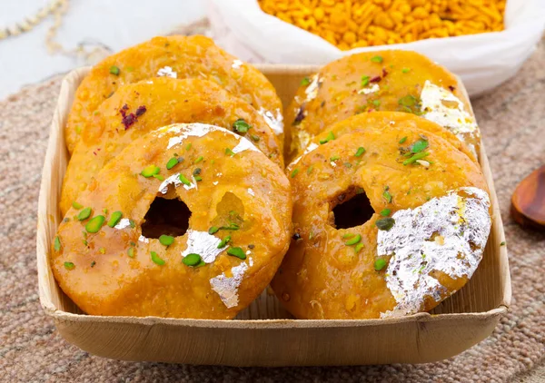 Hint Geleneksel Tatlı Kachori olarak da bilinir. Mawa Kachori, Kachauri veya Kachodi olarak da bilinir. Yoğunlaştırılmış süt, peynir ve kuru meyvelerle doldurulmuş ve şeker şurubuyla servis edilmiştir.