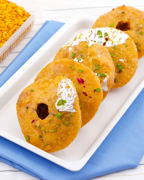 Hint Geleneksel Tatlı Kachori olarak da bilinir. Mawa Kachori, Kachauri veya Kachodi olarak da bilinir. Yoğunlaştırılmış süt, peynir ve kuru meyvelerle doldurulmuş ve şeker şurubuyla servis edilmiştir.