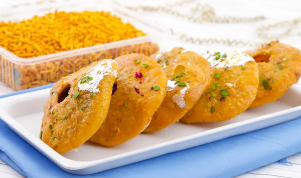 Hint Geleneksel Tatlı Kachori olarak da bilinir. Mawa Kachori, Kachauri veya Kachodi olarak da bilinir. Yoğunlaştırılmış süt, peynir ve kuru meyvelerle doldurulmuş ve şeker şurubuyla servis edilmiştir.