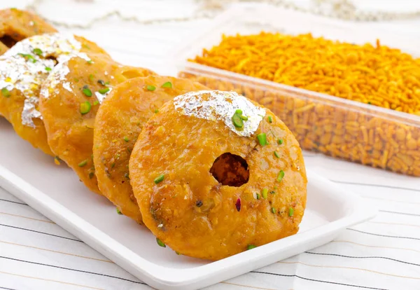 Hint Geleneksel Tatlı Kachori olarak da bilinir. Mawa Kachori, Kachauri veya Kachodi olarak da bilinir. Yoğunlaştırılmış süt, peynir ve kuru meyvelerle doldurulmuş ve şeker şurubuyla servis edilmiştir.