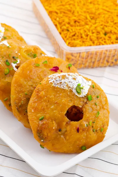 Hint Geleneksel Tatlı Kachori olarak da bilinir. Mawa Kachori, Kachauri veya Kachodi olarak da bilinir. Yoğunlaştırılmış süt, peynir ve kuru meyvelerle doldurulmuş ve şeker şurubuyla servis edilmiştir.