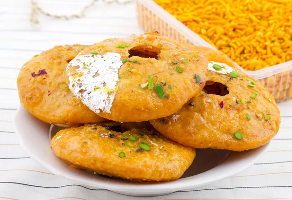 Hint Geleneksel Tatlı Kachori olarak da bilinir. Mawa Kachori, Kachauri veya Kachodi olarak da bilinir. Yoğunlaştırılmış süt, peynir ve kuru meyvelerle doldurulmuş ve şeker şurubuyla servis edilmiştir.