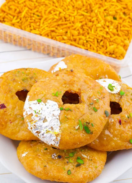 Hint Geleneksel Tatlı Kachori olarak da bilinir. Mawa Kachori, Kachauri veya Kachodi olarak da bilinir. Yoğunlaştırılmış süt, peynir ve kuru meyvelerle doldurulmuş ve şeker şurubuyla servis edilmiştir.