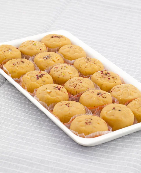 Pedha, Peday ya da Pera Süt, Khoya, Safran ya da diğer lezzetlerle de adlandırılır. Hindistan 'dan Popüler Yemek Festivali.