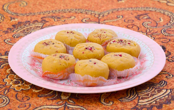 印度最受欢迎的甜食品种Peda又称Pedha Peday或Pera Made Milk Khoya Saffron或其他口味 这是来自印度的受欢迎的节日食品 — 图库照片