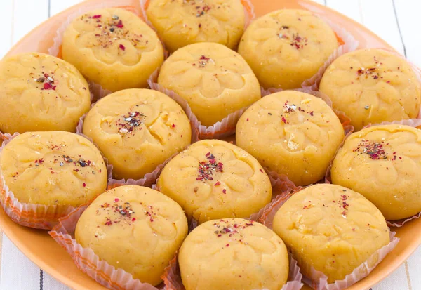 Pedha, Peday ya da Pera Süt, Khoya, Safran ya da diğer lezzetlerle de adlandırılır. Hindistan 'dan Popüler Yemek Festivali.