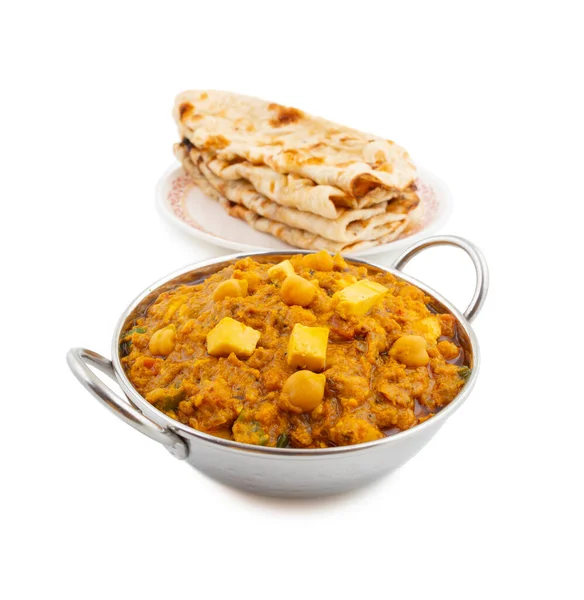 Kuzey Hindistan Sağlıklı Mutfak Chole Paneer ya da Chole Paneer Körisi Tandoori Roti ile servis edilir, Haşlanmış Peynir ve Baharatlı Nohuttan yapılır