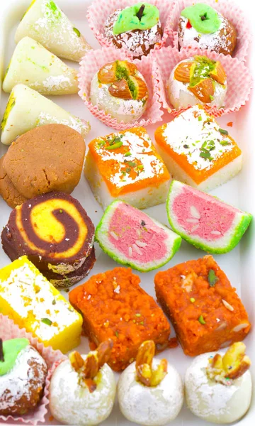 インドの伝統的なミックス甘い食べ物やミックスミタイには Peda Mawa Burfi Dry Fruits Sweet Halwa またはCoconut Burfiが含まれています — ストック写真