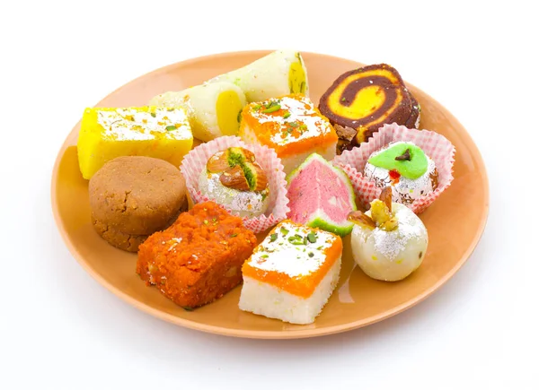 インドの伝統的なミックス甘い食べ物やミックスミタイには Peda Mawa Burfi Dry Fruits Sweet Halwa またはCoconut Burfiが含まれています — ストック写真