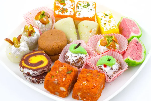 インドの伝統的なミックス甘い食べ物やミックスミタイには Peda Mawa Burfi Dry Fruits Sweet Halwa またはCoconut Burfiが含まれています — ストック写真